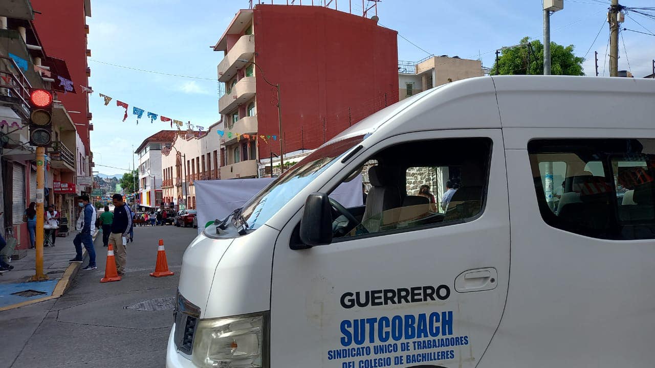 Para labores el COBACH y bloquea una avenida en Chilpancingo