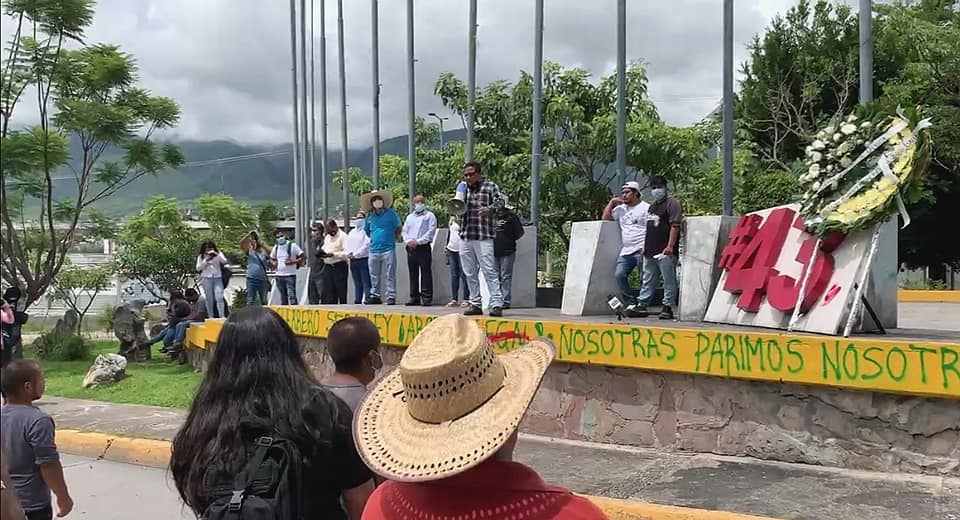 Normalistas y organizaciones exigen en la aparición con vida de los 43 jóvenes de Ayotzinapa