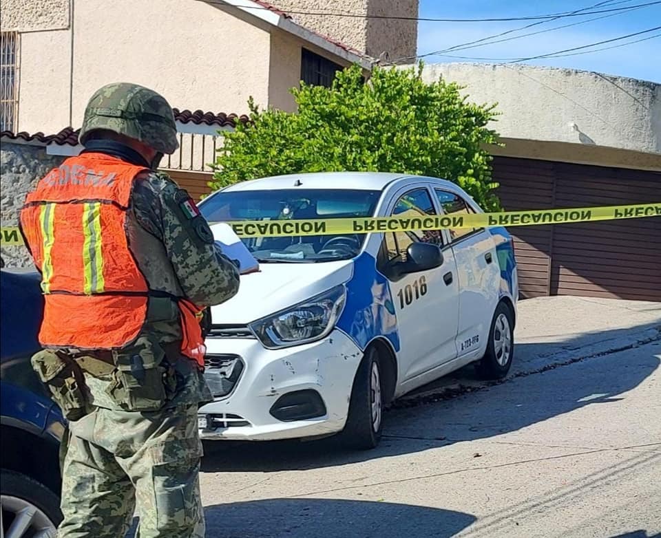 Dejan a un hombre asesinado en la cajuela de un taxi en la avenida Solidaridad en Acapulco