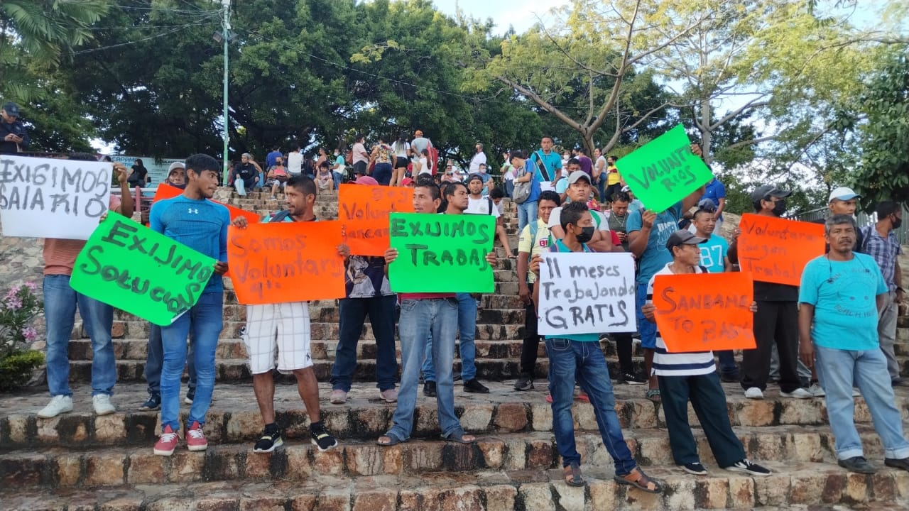 Trabajadores voluntarios de Saneamiento Básico se manifiestan en Ayuntamiento de Acapulco