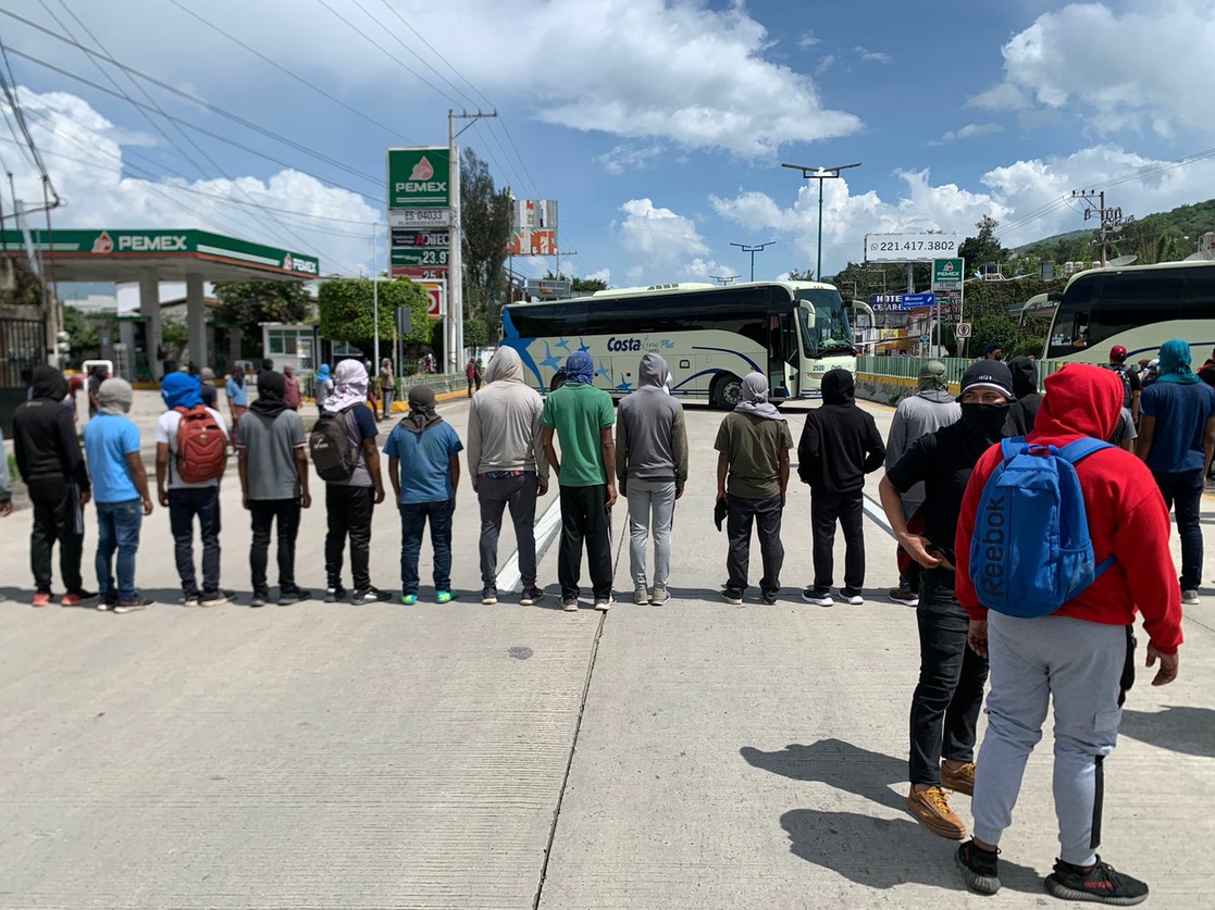 Bloquean normalistas de Ayotzinapa Autopista en Chilpancingo, «nuestra lucha no se detendrá», señalan.