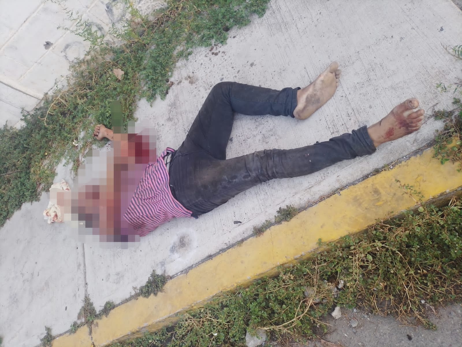 Dejan a hombre muerto a balazos y con golpes en la colonia Aguas Blancas en Acapulco