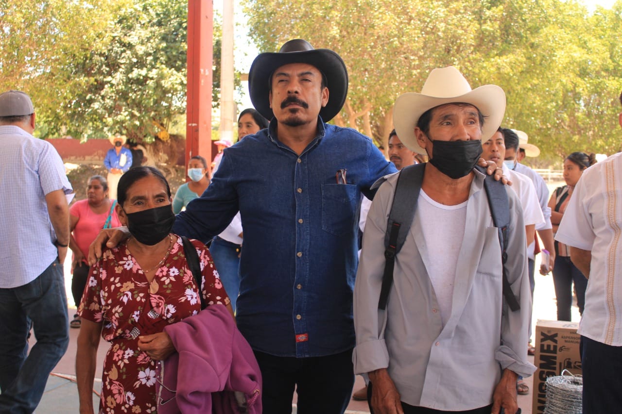 Entrega la SAGADEGRO apoyos a pequeños agricultores de la región de la Montaña de Guerrero