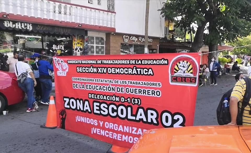 Bloquean maestros y administrativos en Chilpancingo para que se ratifique a supervisor
