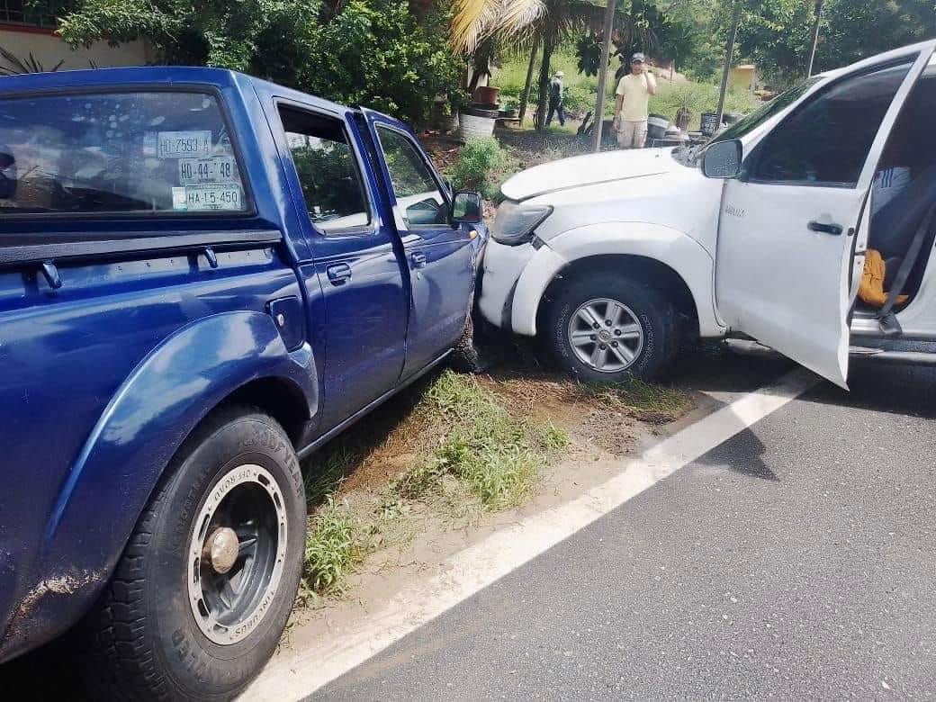 Choque entre dos camionetas en Coyuca de Benítez deja a una persona herida