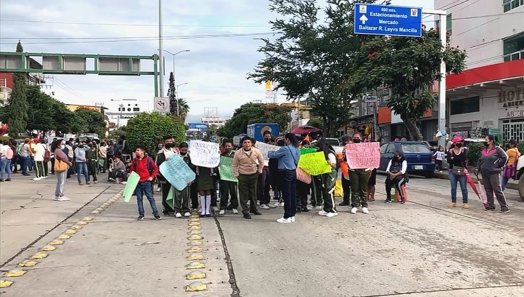 Bloquean avenida Insurgentes en Chilpancingo para exigir la reconstrucción de una telesecundaria