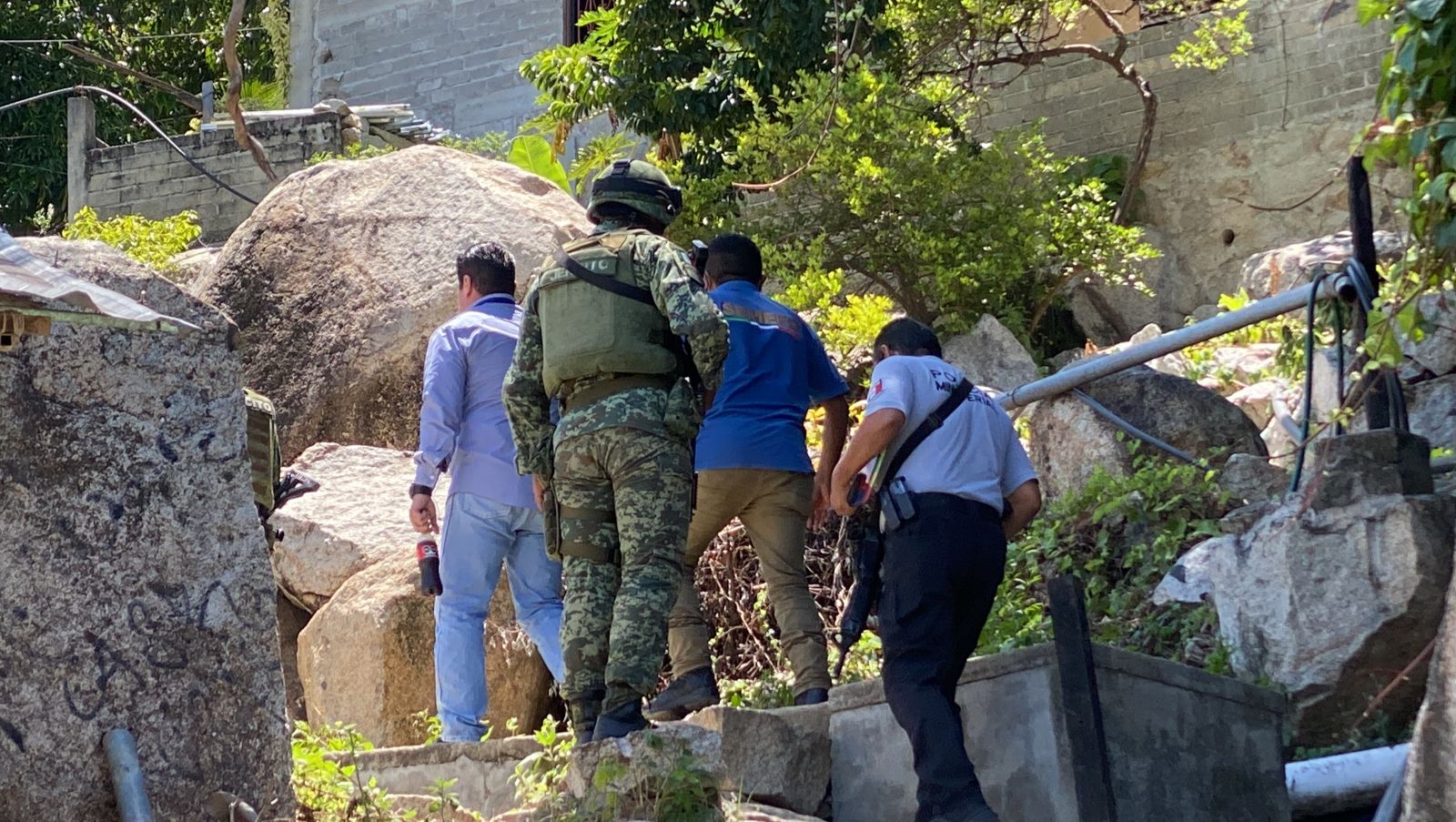 Localizan una cabeza y un cuerpo en una fosa clandestina en Acapulco; detienen a dos personas