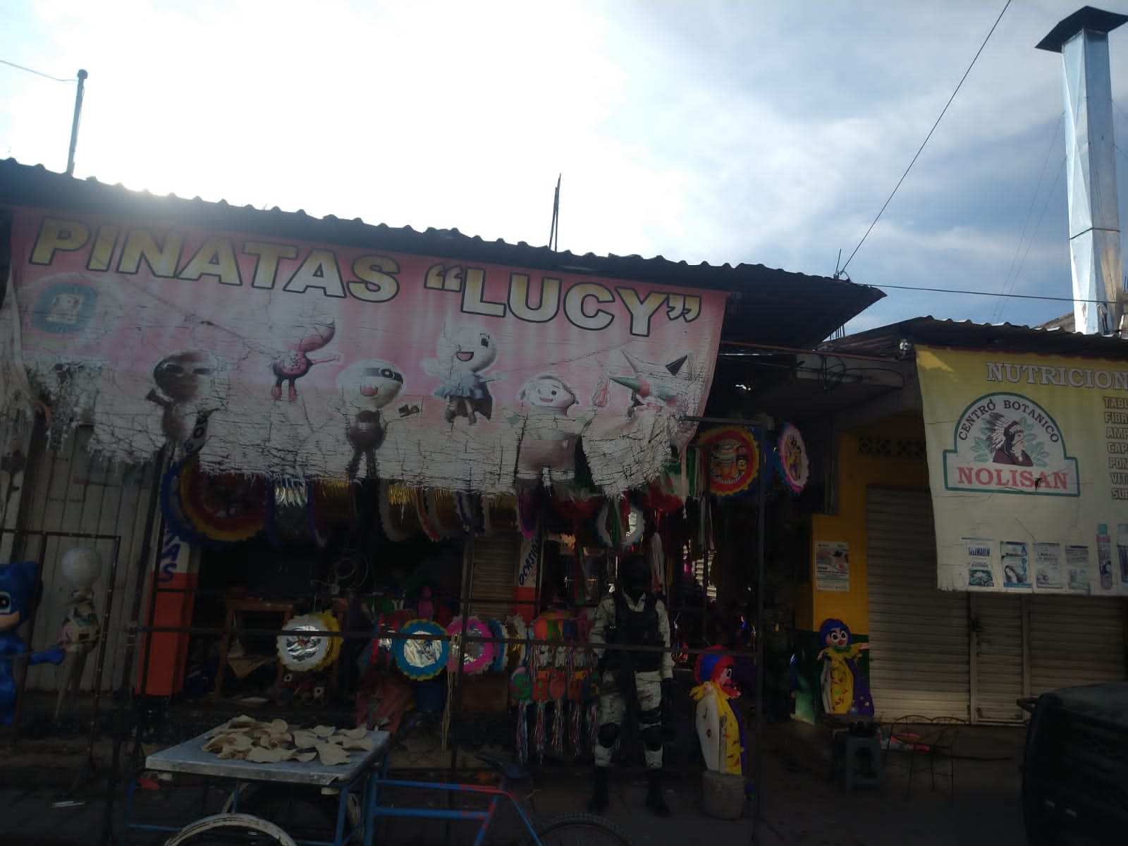 Asesinan a balazos a un hombre adentro de un negocio en Iguala