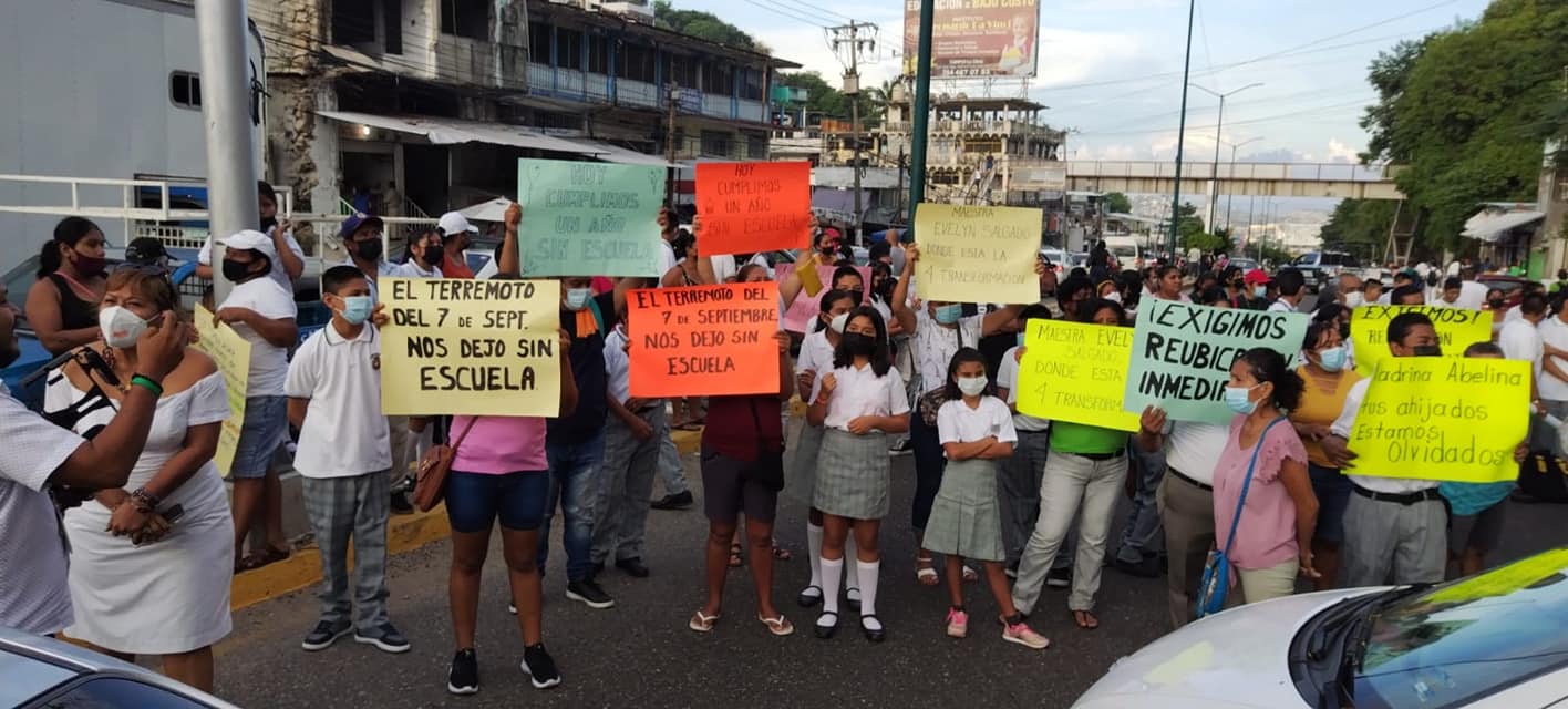 Padres de familia y maestros bloquean La Cima en Acapulco para exigir reparación de escuela