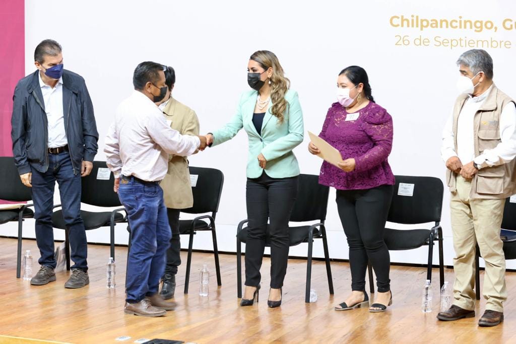 Encabeza Evelyn Salgado entrega de apoyos del Programa Emergente de Vivienda para Iguala y Chilpancingo