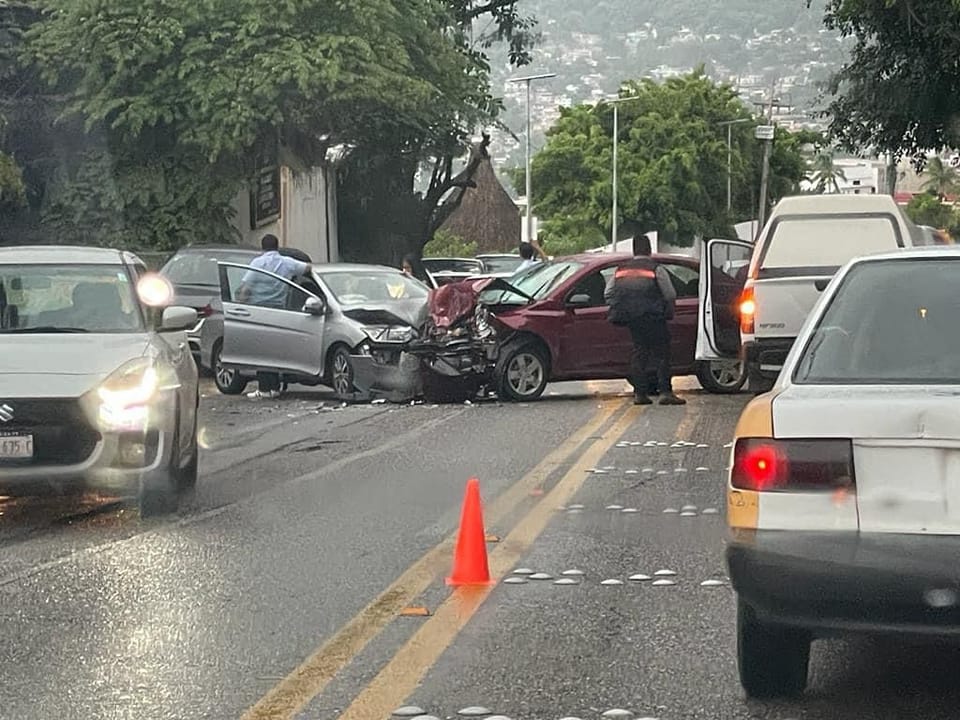Aparatoso choque de vehículos en la avenida Escénica en Acapulco; hay una persona lesionada