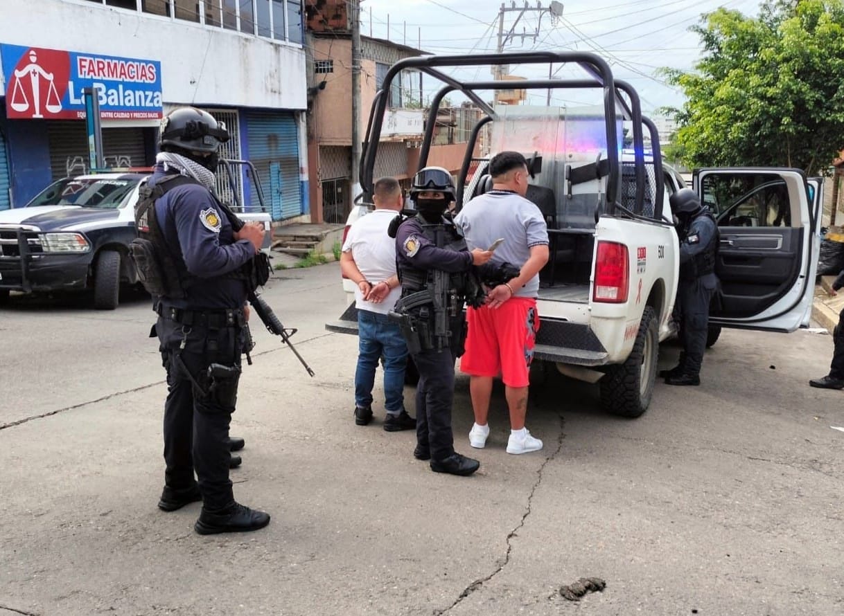 Agentes de la Policía Municipal detienen a dos hombres en la colonia Progreso en Acapulco