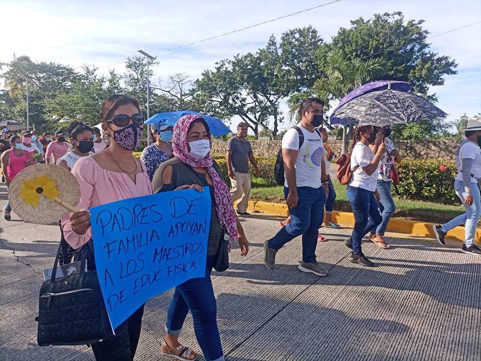 Bloquean padres de familia el bulevar de Las Naciones en Acapulco; exigen mejoras en la infraestructura de los inmuebles