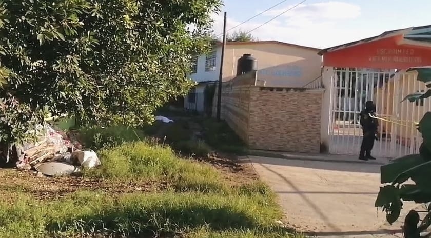 Torturan y asesinan a dos jóvenes; los abandonan a un costado de una primaria en Iguala