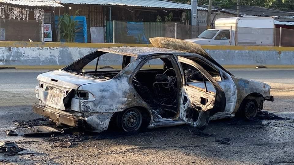 Queman taxi colectivo en la carretera federal México-Acapulco, en la colonia Ampliación La Mica, en Acapulco