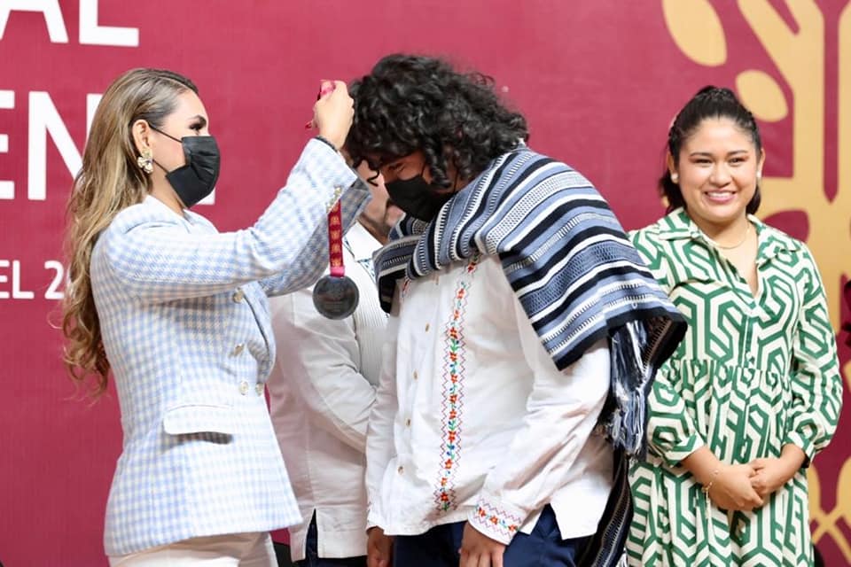La gobernadora de Guerrero entregó galardones a 11 categorías del Premio Estatal al Mérito Juvenil 2022