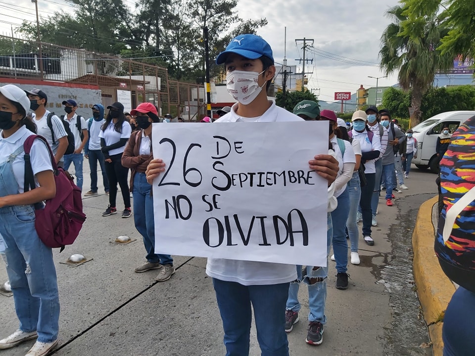 Normalistas marchan en Chilpancingo por los 43 normalistas desaparecidos de Ayotzinapa
