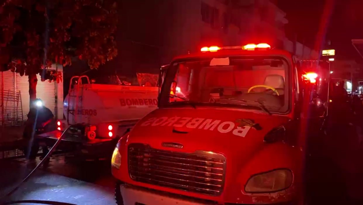 Se incendian 14 locales en Avenida Cuauhtémoc