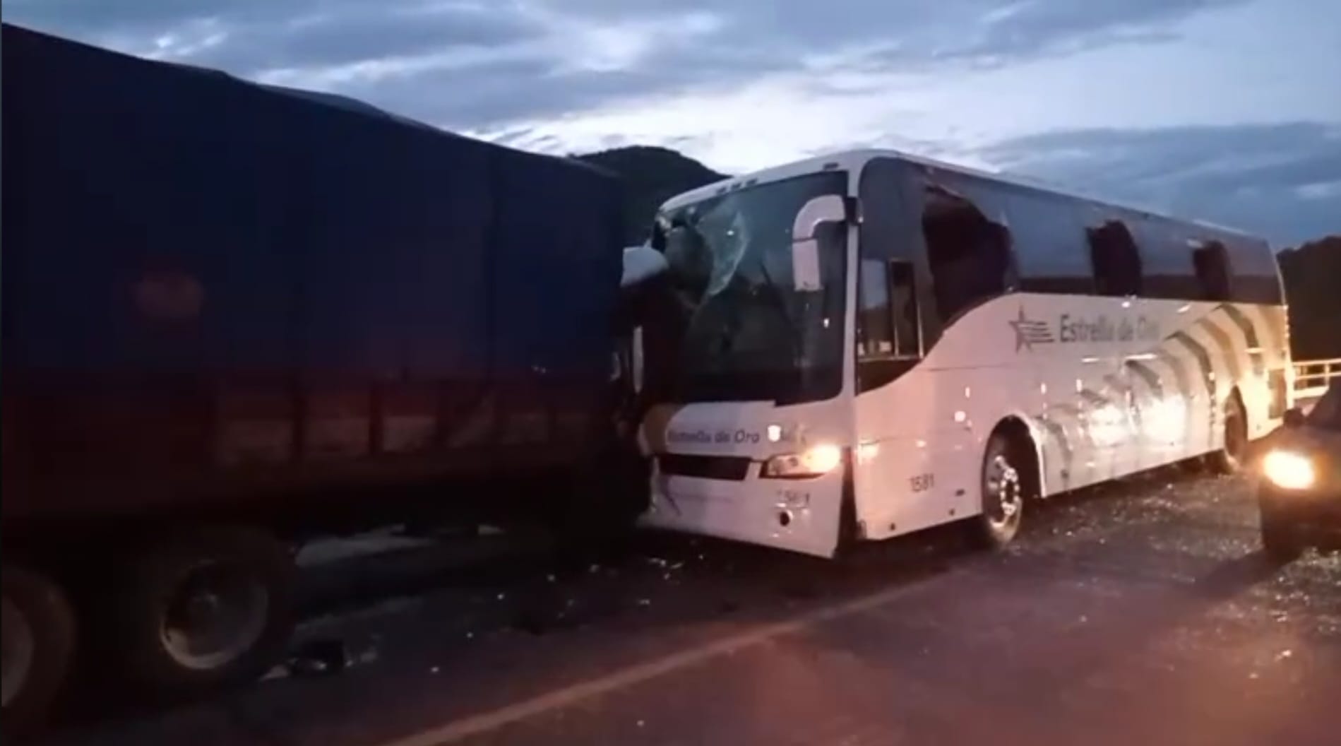 Se accidenta autobús donde se trasladaban alumnos de Ayotzinapa