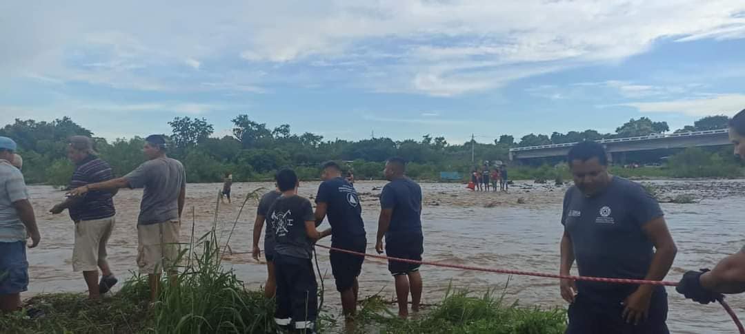 Rescatan a 10 turistas atrapados por la corriente del río Pantla, en Zihuatanejo