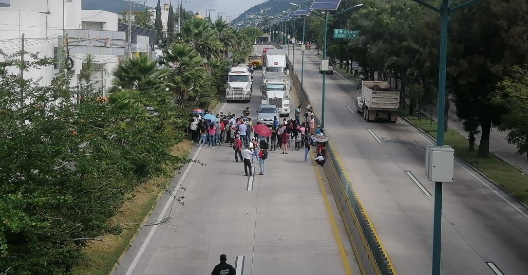 Bloquean padres de familia el bulevar Vicente Guerrero