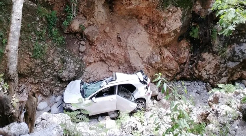 Hallan funcionaria de Tixtla muerta en un barranco
