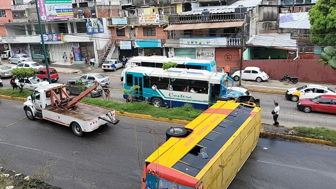 Un muerto y 10 heridos deja volcadura de camión ruta Hospital-Vacacional