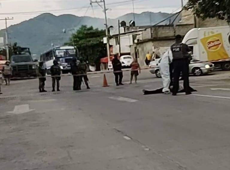 Muere mujer al caer presuntamente de una urvan, en la zona suburbana de Acapulco