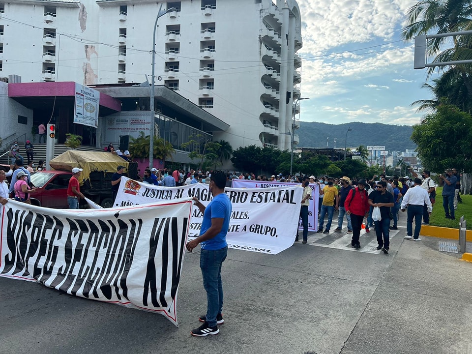 Marchan maestros del SUSPEG en Acapulco; piden descongelar plazas y homologar salarios