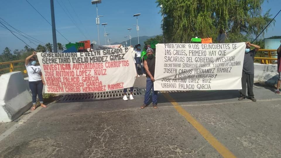 Bloquean por más de dos horas la vía federal, en Coyuca de Benítez