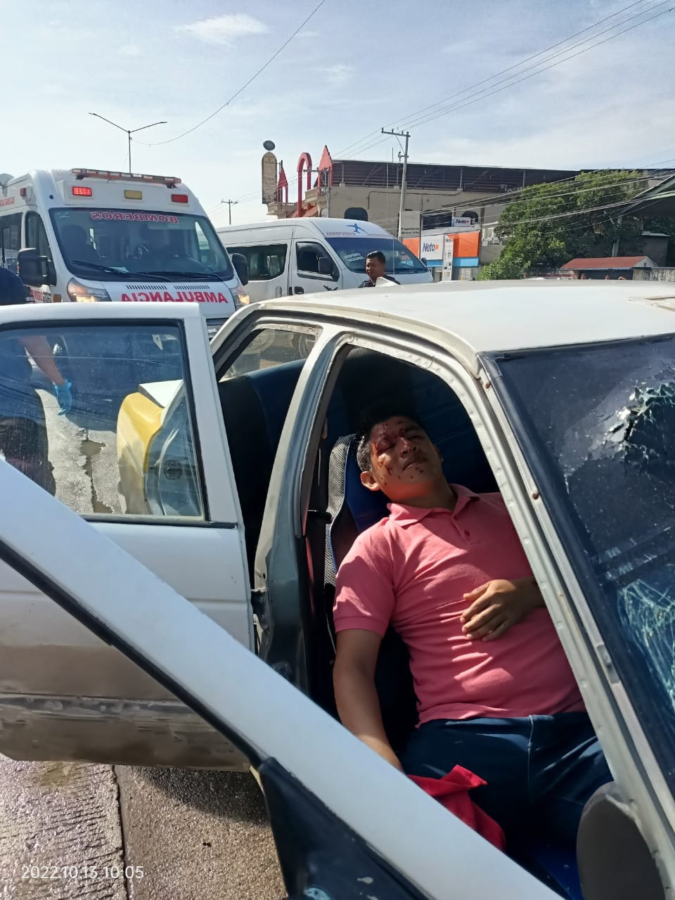 Deja tres personas lesionadas choque en la avenida Lázaro Cárdenas en la zona suburbana de Acapulco