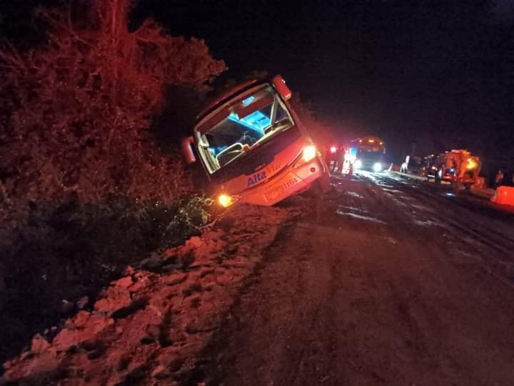 Se accidenta autobús en la Costa Chica