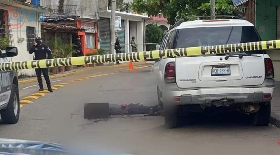 Ataca a tiros a la policía al no querer ser revisado y fue abatido, en Zihuatanejo