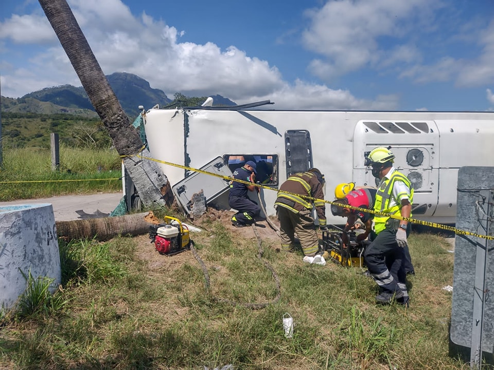 Vuelca autobús de pasajeros en la Autopista del Sol, cerca del Ocotito