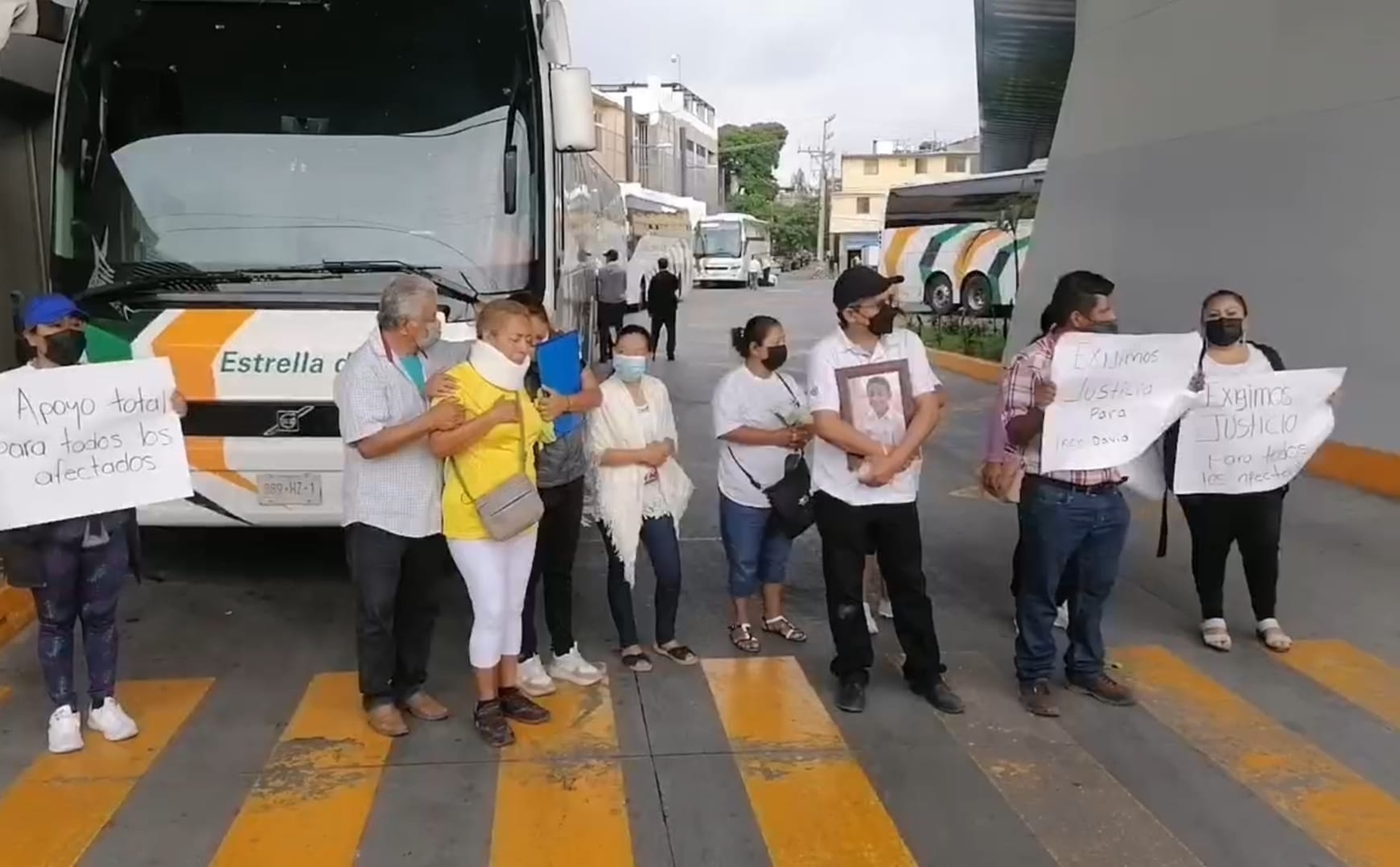 Familiares de accidentados en el Ocotito bloquean Estrella de Oro