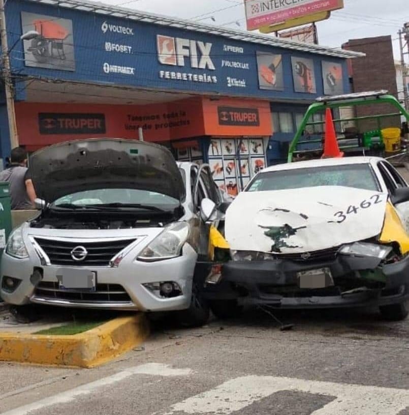 Choca taxi colectivo y un vehículo en la avenida Cuauhtémoc en Acapulco