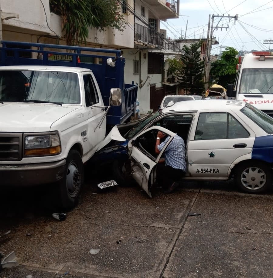 Taxista se queda sin freno en la avenida Baja California en Acapulco; resulta lesionado