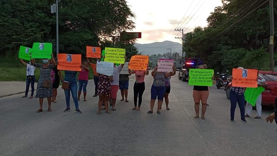 Bloquean carretera federal México-Acapulco; exigen la búsqueda de sus familiares