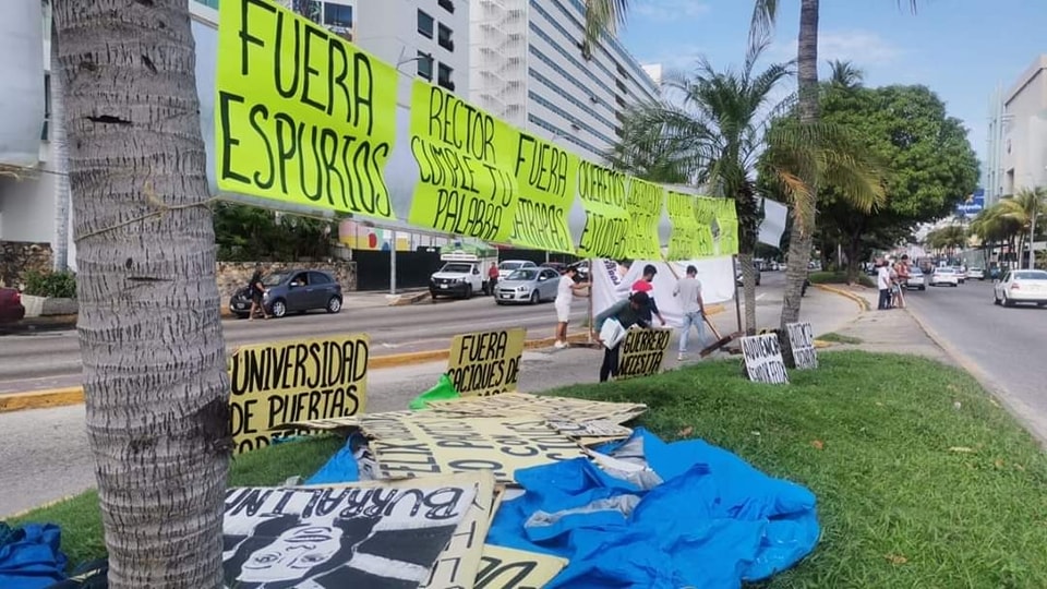 Integrantes del Frente por la Educación bloquean la Costera Miguel Alemán en Acapulco 
