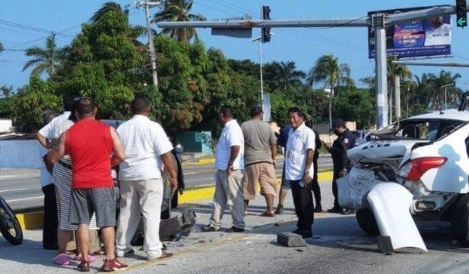 Chocan tres vehículos en zona Diamante en Acapulco; dejan dos personas lesionadas 