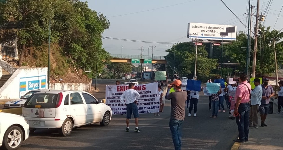 Bloquean padres de familia de jardín de niños, la carretera federal México-Acapulco en la colonia Los Lirios en Acapulco 