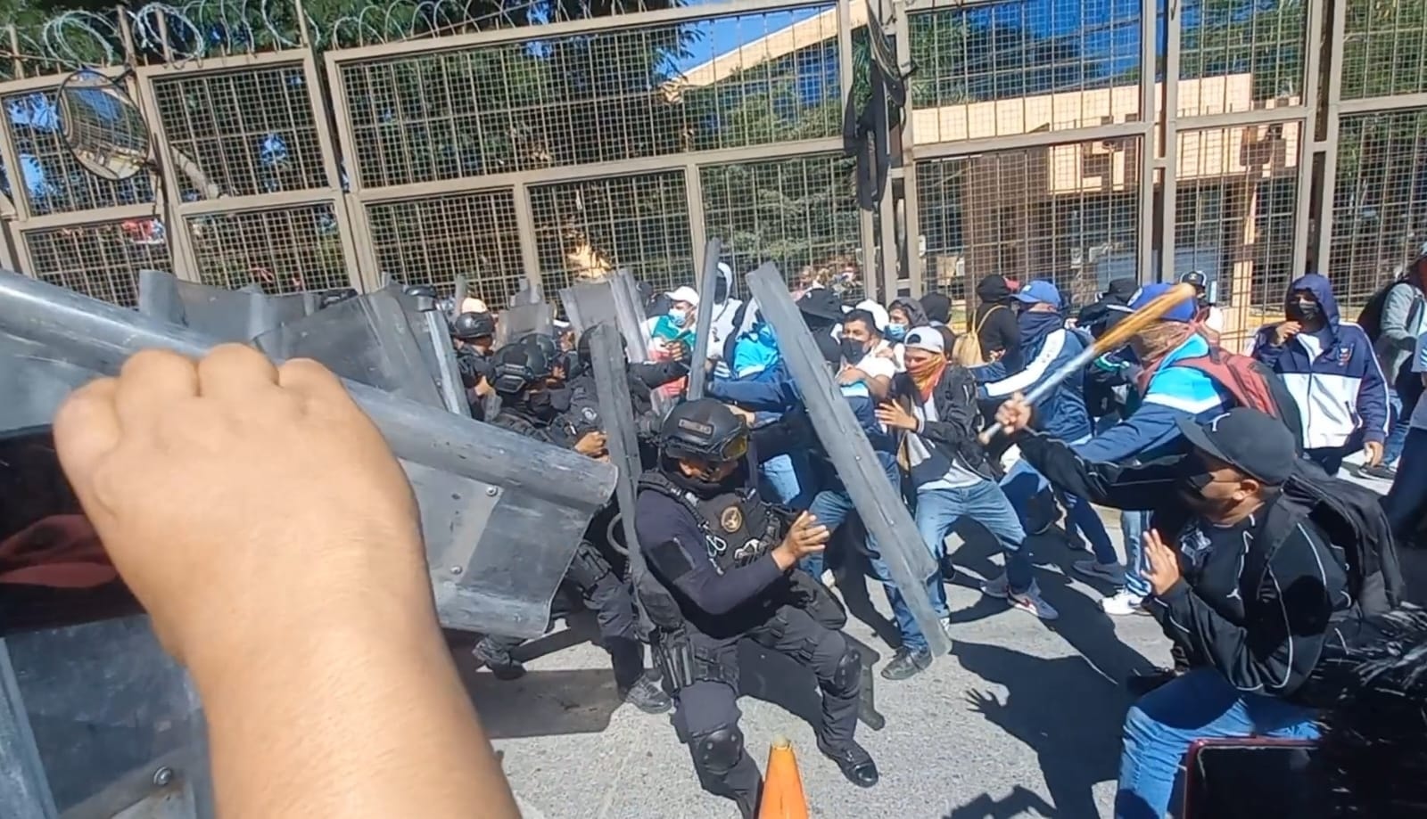 Policías desalojan a estudiantes del FUNPEG del Recinto Ejecutivo en Chilpancingo
