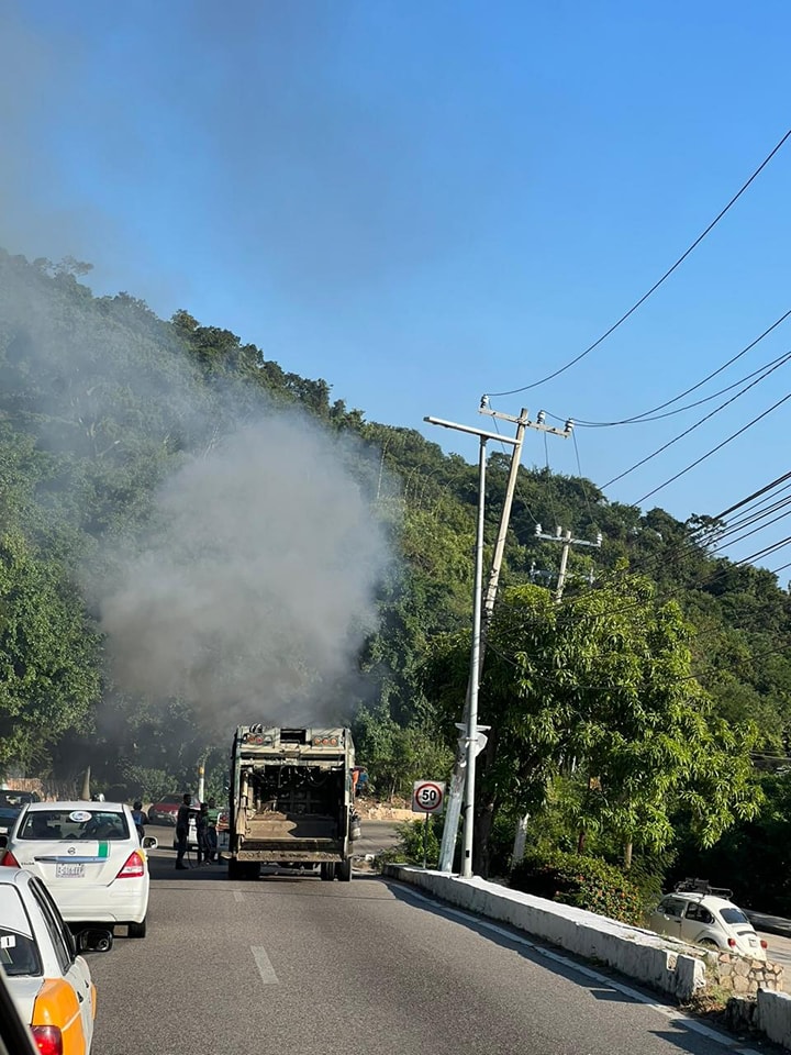 Se incendia vehículo en la avenida Escénica en Acapulco