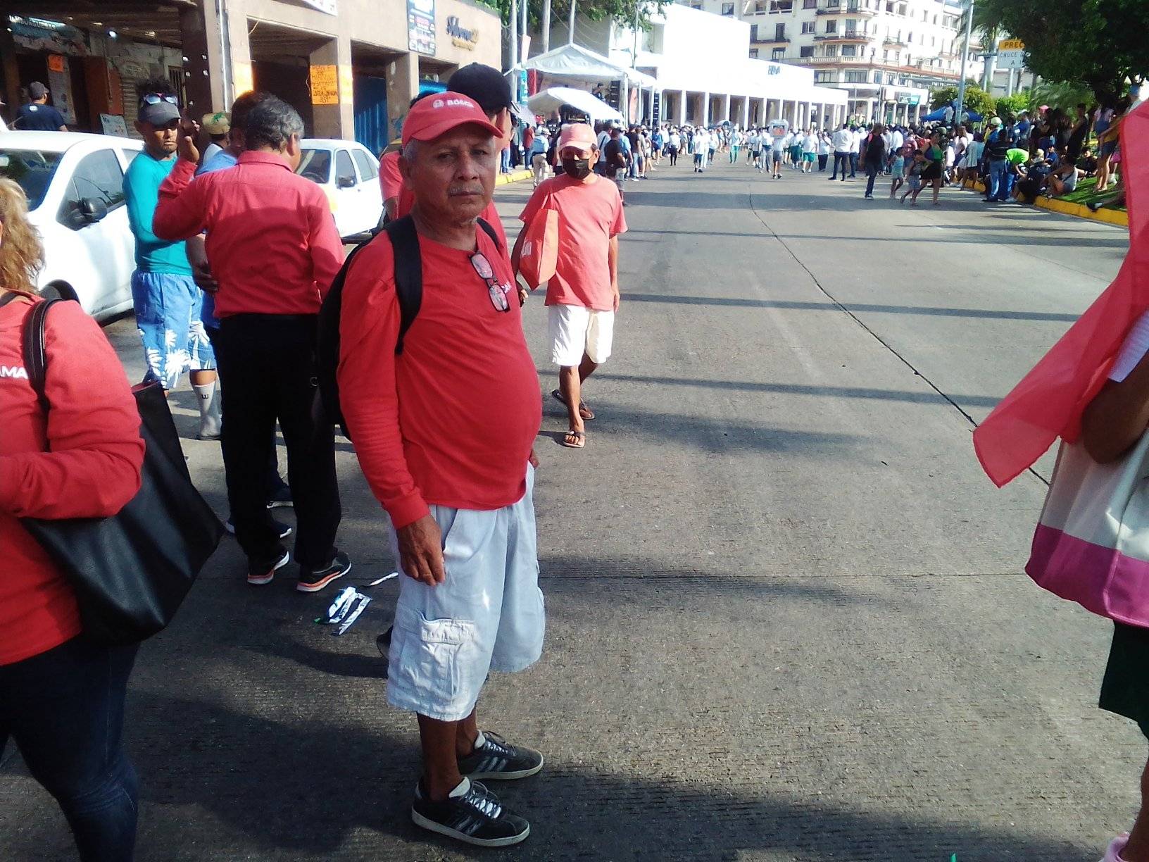 Integrantes del STOOAEG protestan durante el desfile cívico en Acapulco 