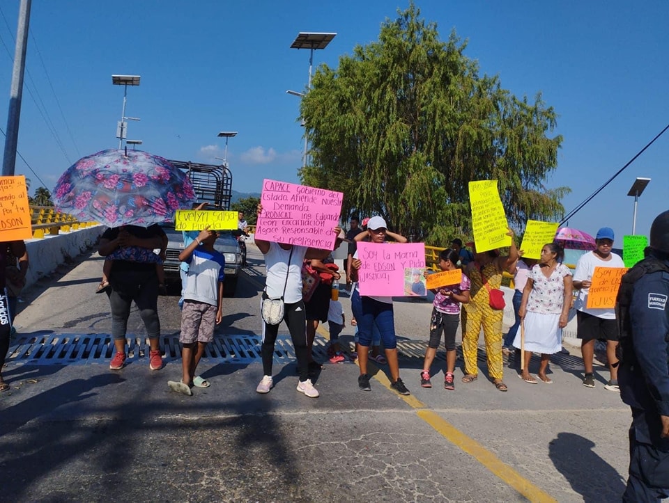 Bloquean la carretera federal a la altura del puente en Coyuca de Benítez