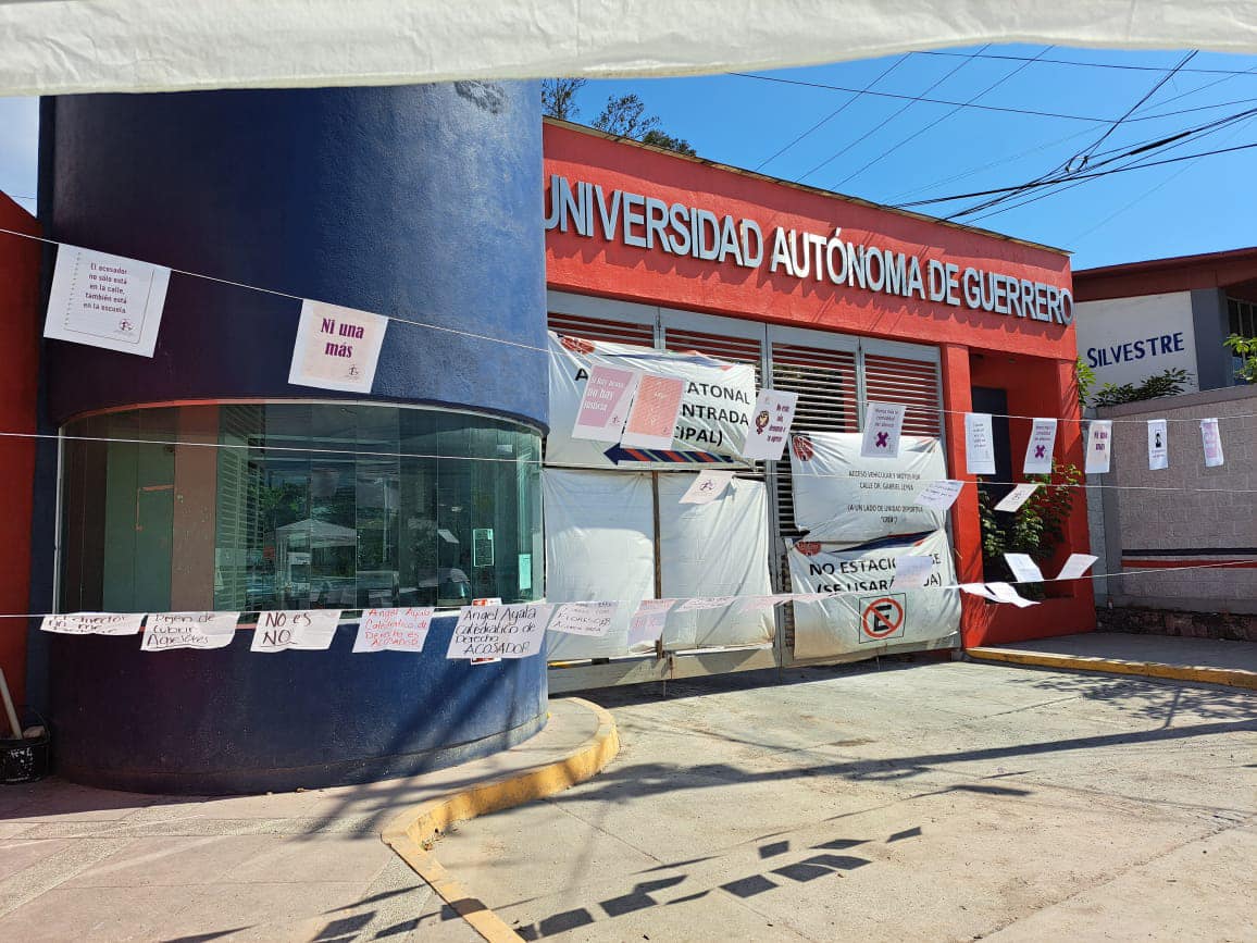 Estudiantes de la UAGro colocan tendero para denunciar acoso en Chilpancingo