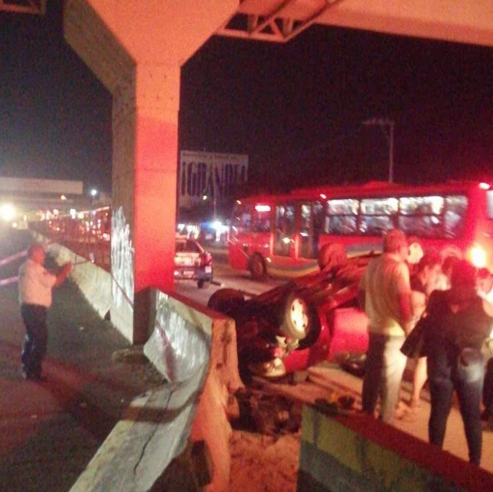 Volcadura de vehículo deja tres personas lesionadas en Las Cruces, Acapulco  