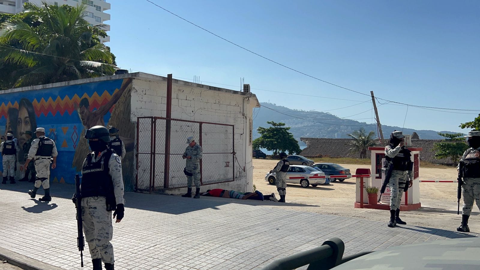 Detienen a dos hombres en estacionamiento de Hotel Calinda en Acapulco; portaban armas de fuego