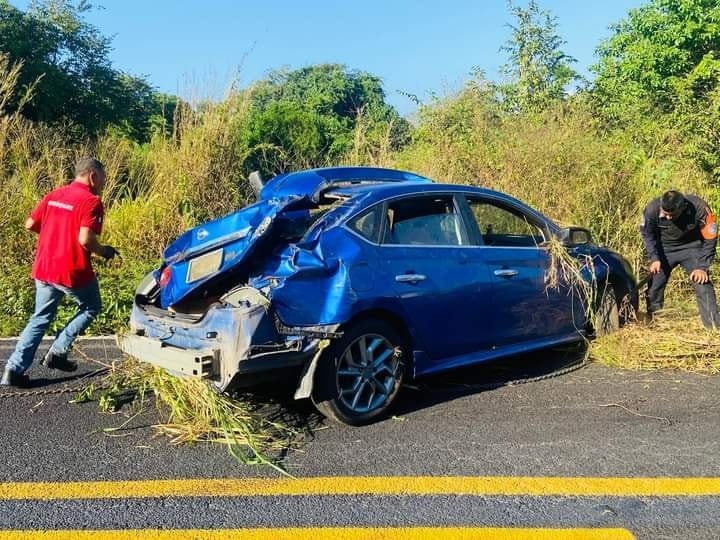 Vuelca vehículo en carretera federal en la Costa Grande de Guerrero; hay tres personas heridas
