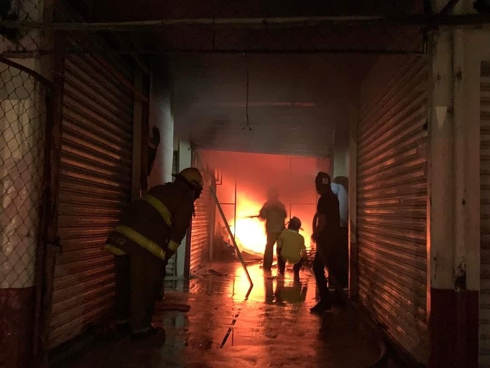 Se incendian mercado en Ciudad Altamirano, Guerrero; afecta 30 locales